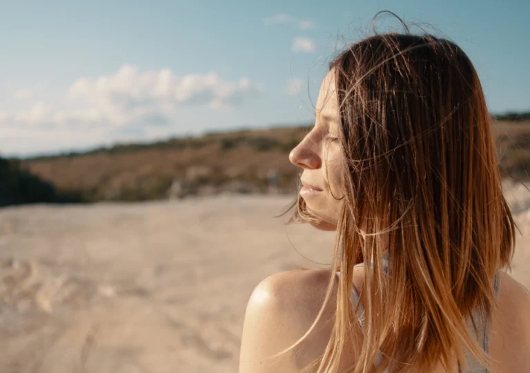 ¿Se te anaranja o amarillea el cabello en verano por el sol?